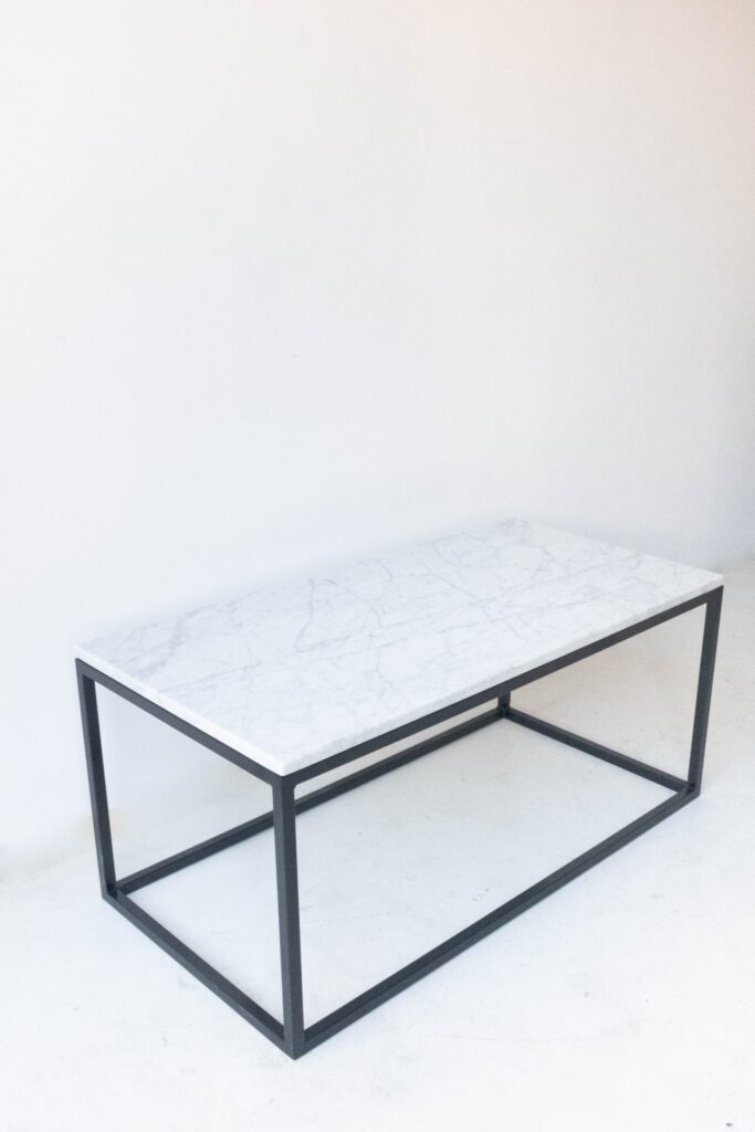 Mesa Ratona M Rmol Carrara Con Base De Hierro Negro Carrara Design