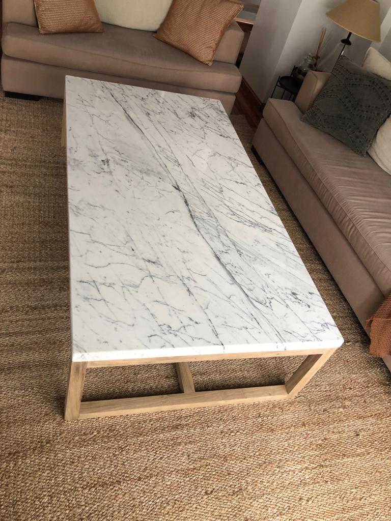 Mesa Ratona 120×60 de Mármol Carrara con regrueso y base de madera Petiribi  – Carrara Design