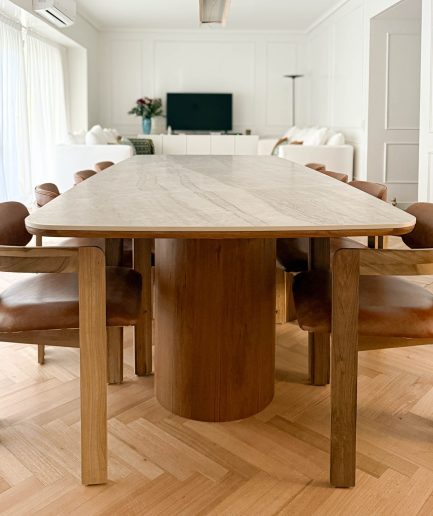 Mesa de Comedor Coverlam Taj Mahal Mate 260x120 forma plantillada con soporte inferior y base cilindros de madera petiribi