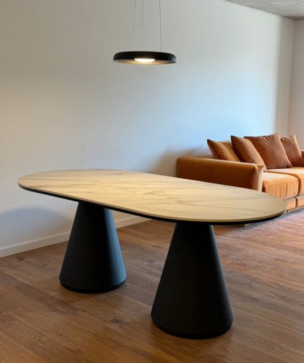 Mesa de Comedor Coverlam Corinto 200x100 forma oblonga con soporte inferior laqueado y base cilindros de hierro negro